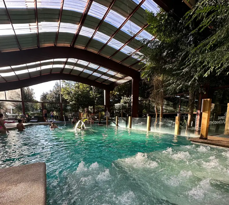 “Piscinas de termas invernales en la Araucanía.”